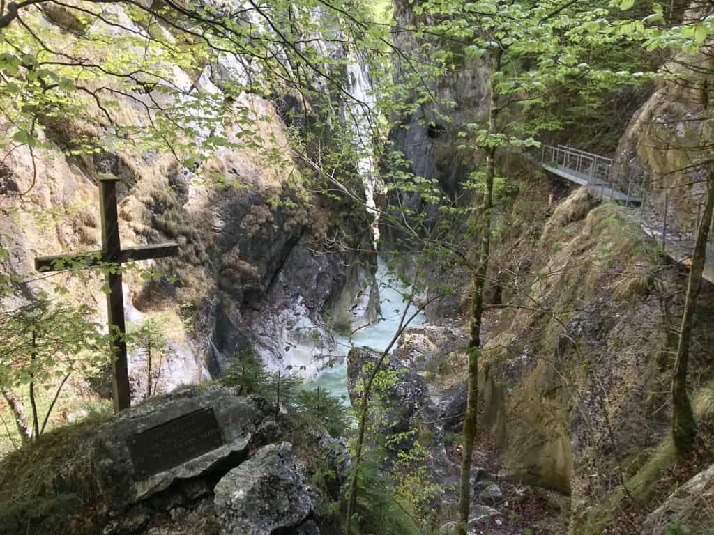 Dieses Kreuz wurde dem Erbauer der Kaiserklamm gewidmet, dem Ing. Hermann Veit.