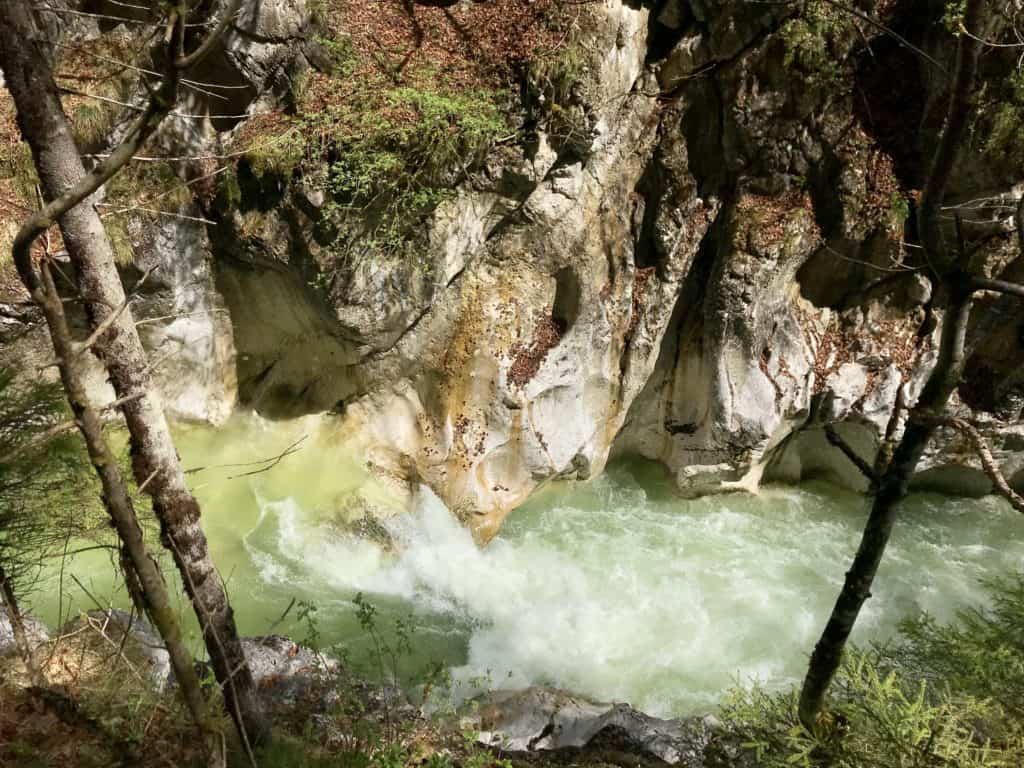 Vom Klammsteig in der Kaiserklamm kannst du meist direkt hinunter in die Klamm schauen