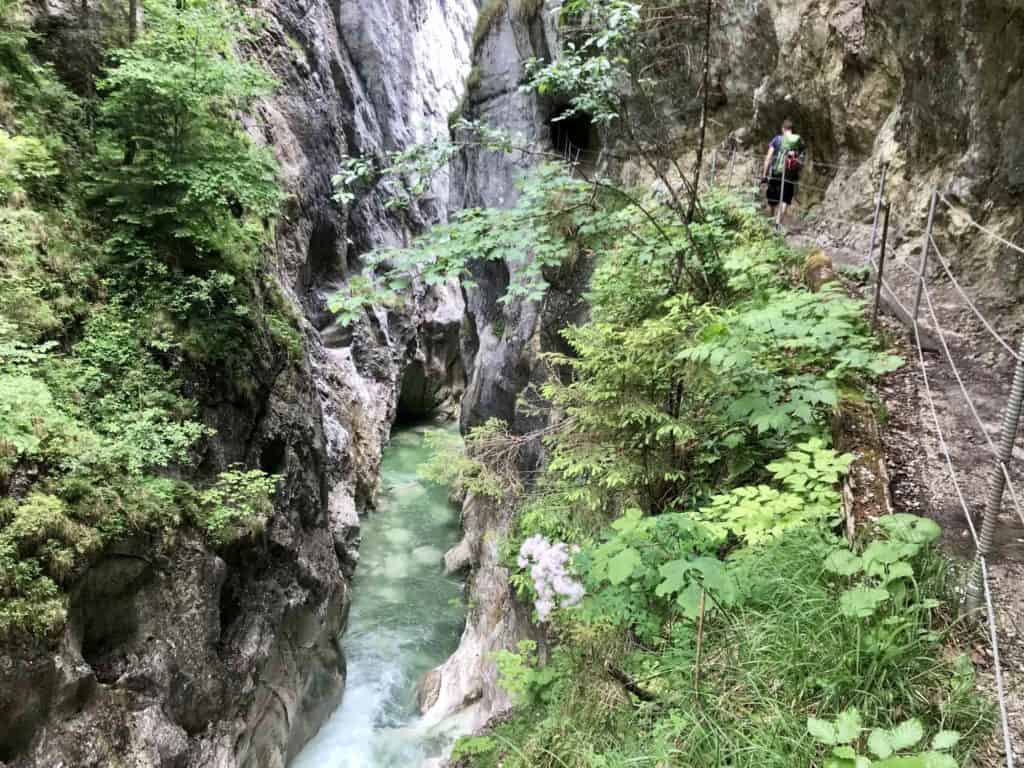 Steil fallen die Felsen in der Kaiserklamm ab, bei der Wanderung durch die Klamm gut zu sehen.