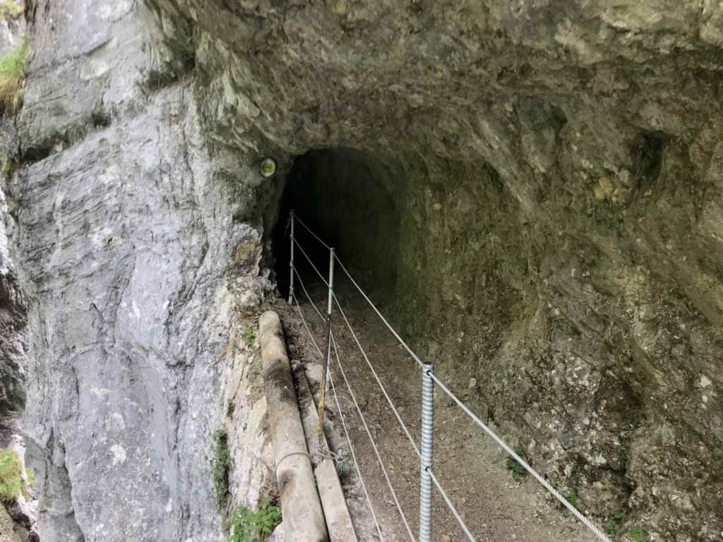 Dieser Tunnel musste für die Holzdrift in das Gestein gegraben werden.
