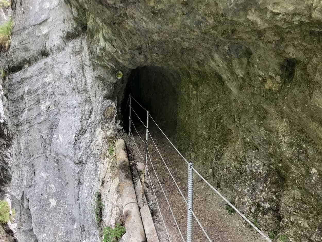 Kaiserklamm: Ein kleines Stück der Klammwanderung führt durch diesen Tunnel im Felsen
