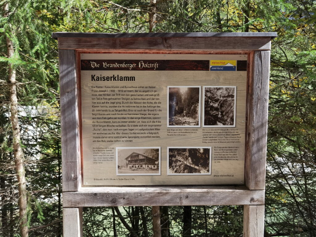 Die Tafel am Eingang der Klamm informiert über die Brandenberg Holztrift