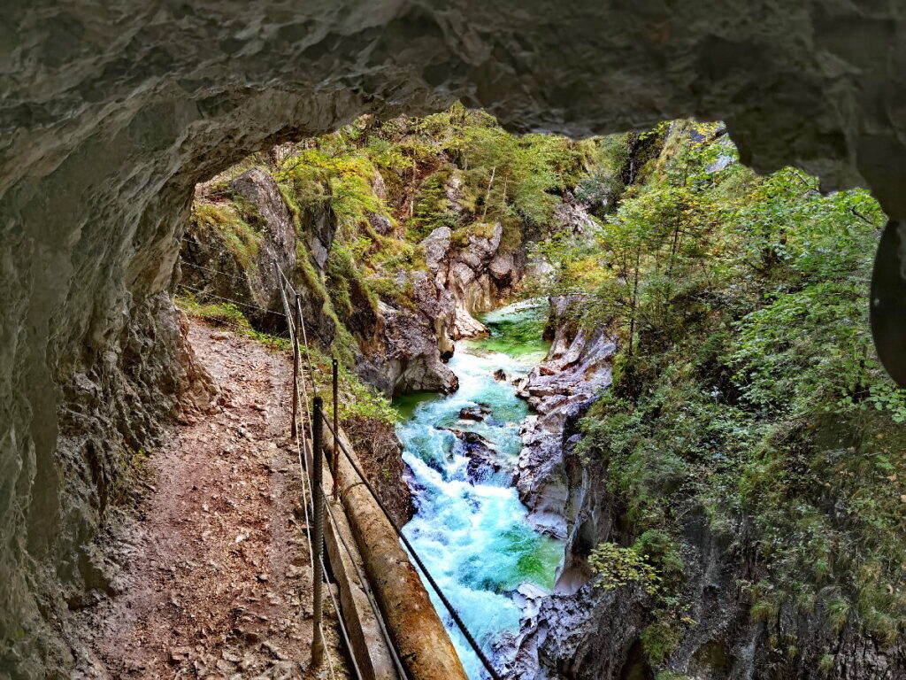 Beeindruckende Kaiserklamm Wanderung: Das ist der Blick aus dem Tunnel auf die Klamm