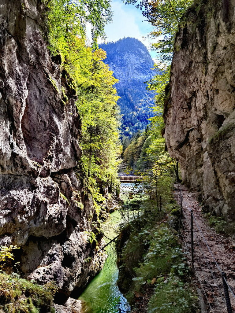 Kaiserklamm wandern - der Blick am Anfang der Klamm zur Brücke