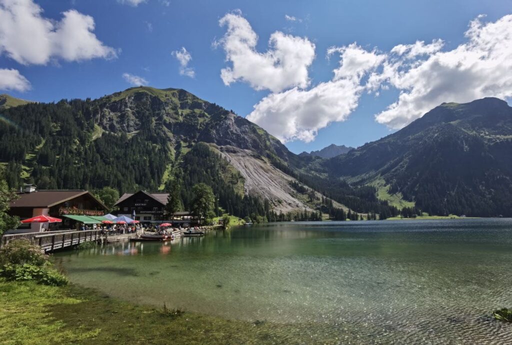 Schöne Seen in der Nähe - der Vilsalpsee in den Alpen