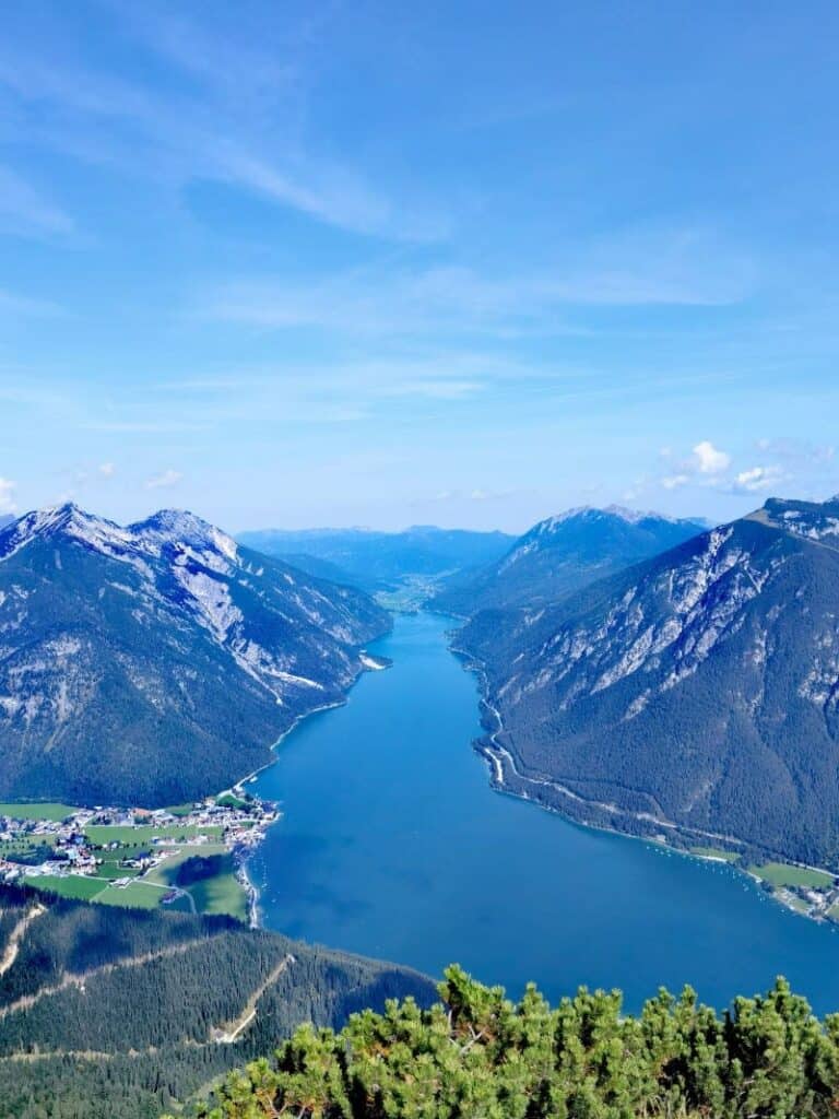 Schöne Seen in der Nähe der Kaiserklamm - der Achensee mit Rofan und Karwendel