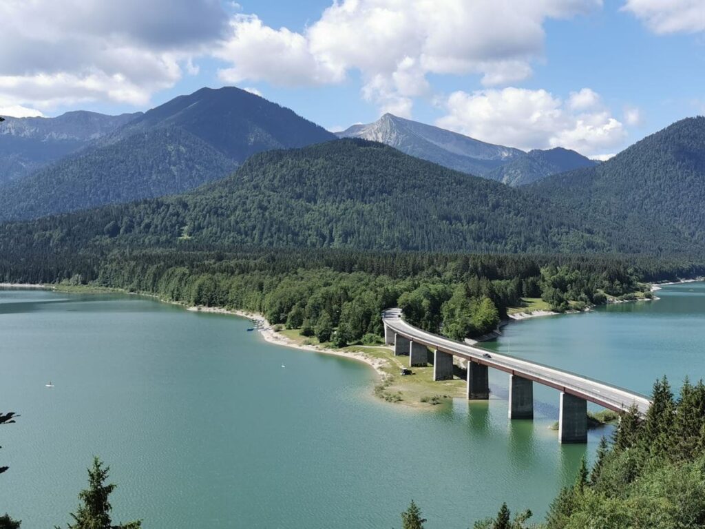 Schöne Seen in der Nähe - Blick auf die Sylvensteinsee Brücke mit Karwendel