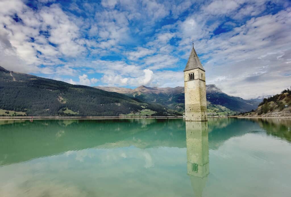 schöne Seen in der Nähe von Tirol: Der Reschensee mit dem Kirchturm im See