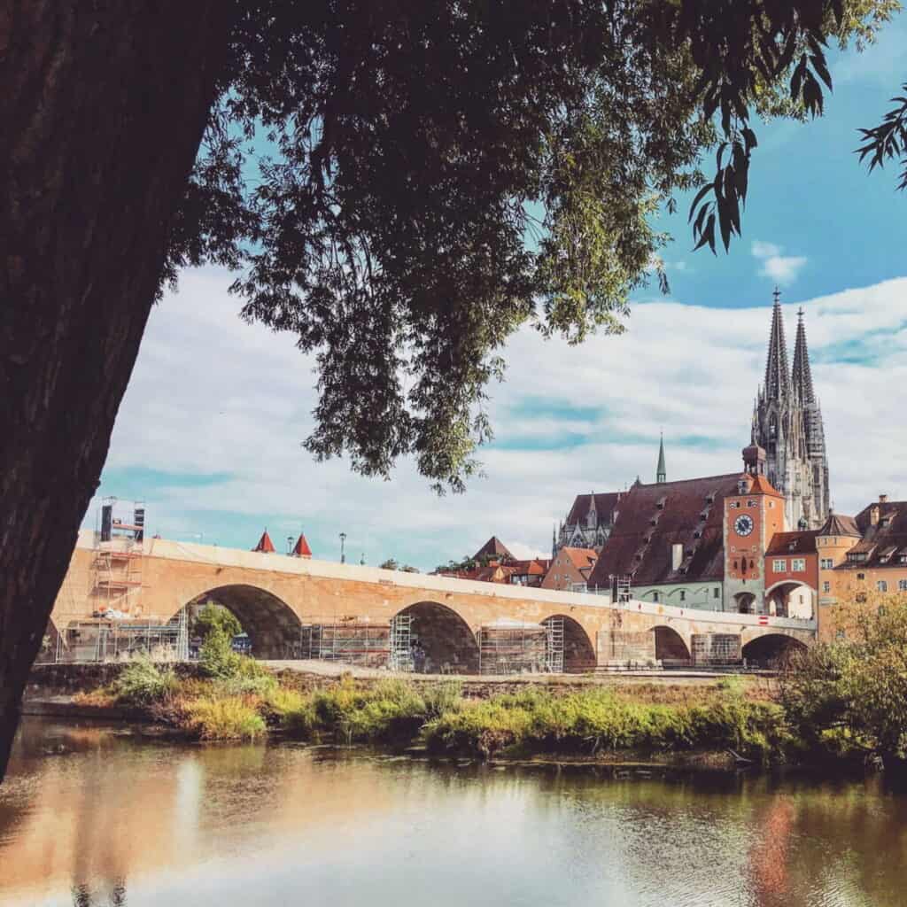 schönste Urlaubsziele - die Steinerne Brücke in Regensburg